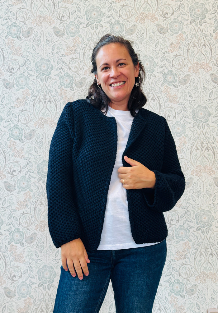 Il nostro intramontabile cardigan corto aperto con tasche a vista laterali. Vestibilità morbida e ampia perfetto anche come blazer autunnale.  