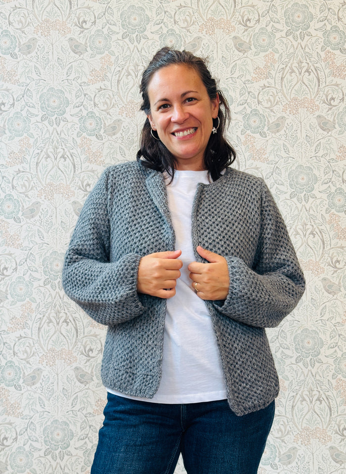 Il nostro intramontabile cardigan corto aperto con tasche a vista laterali. Vestibilità morbida e ampia perfetto anche come blazer autunnale. 