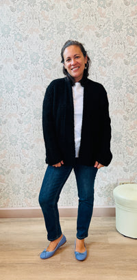 Cardigan misto lana corto aperto con vestibilità ampia e morbida. Disponibile nei colori bianco e nero. 