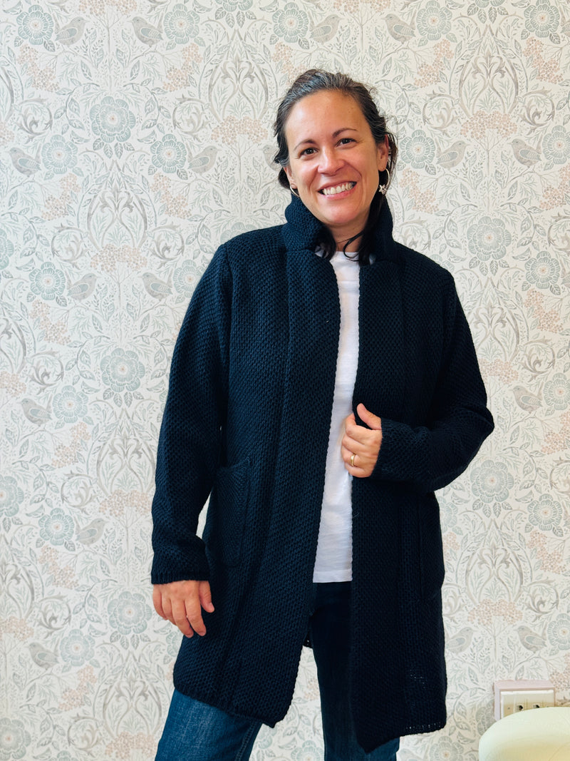 Cardigan misto lana corto aperto con vestibilità ampia e morbida. Disponibile nei colori bianco e nero. 