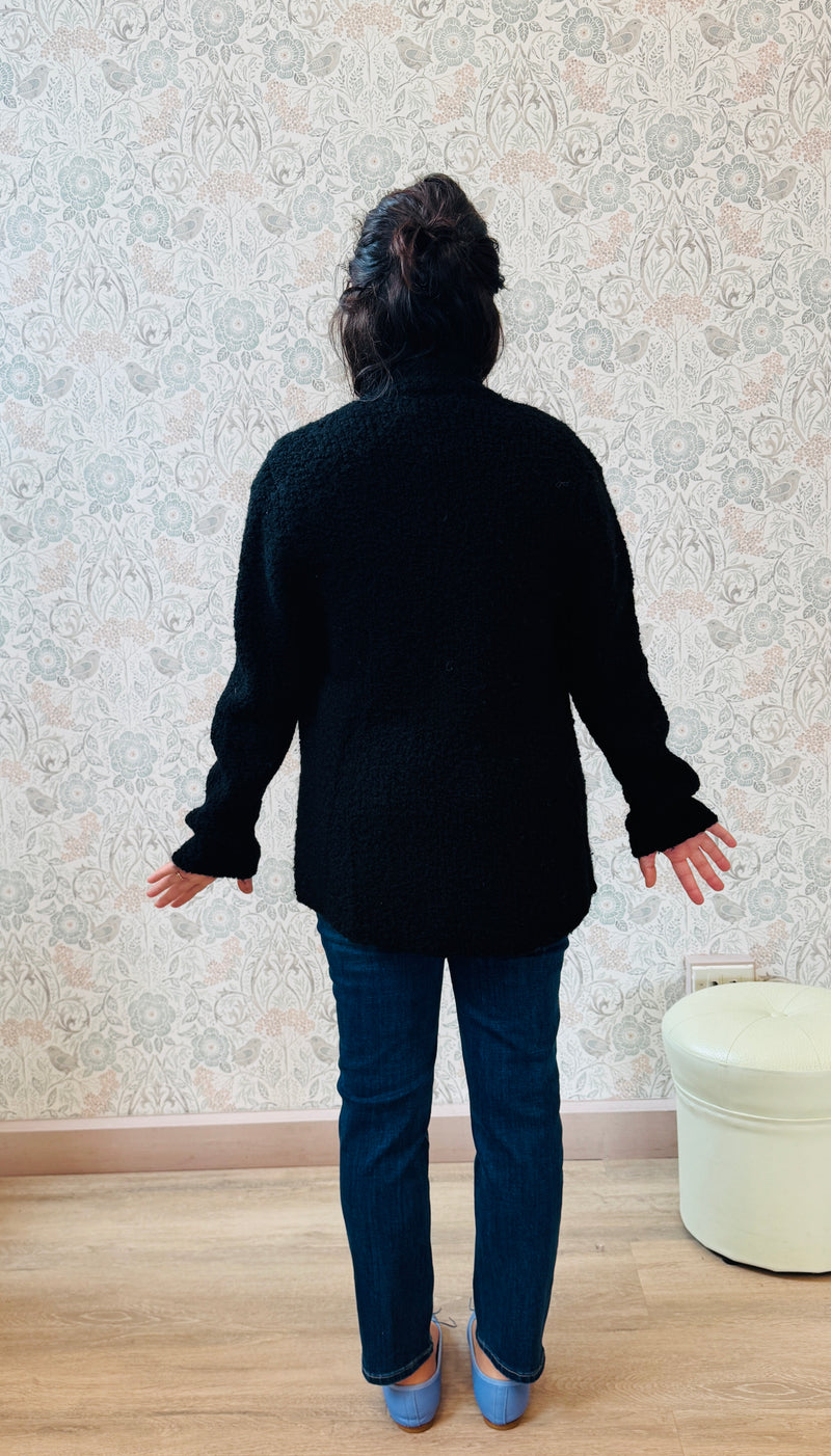 Cardigan misto lana corto aperto con vestibilità ampia e morbida. Disponibile nei colori bianco e nero. 