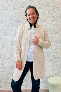 Il nostro intramontabile cardigan lungo aperto con tasche a vista laterali. Vestibilità morbida e ampia perfetto anche come cappottino autunnale. 