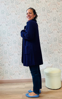 Il nostro intramontabile cardigan lungo aperto con tasche a vista laterali. Vestibilità morbida e ampia perfetto anche come cappottino autunnale.  