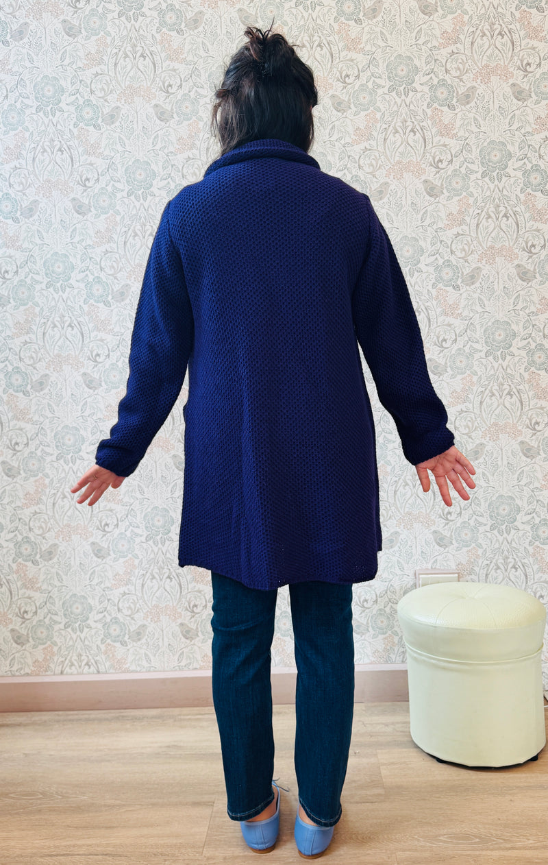 Il nostro intramontabile cardigan lungo aperto con tasche a vista laterali. Vestibilità morbida e ampia perfetto 