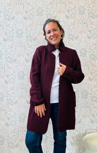 Il nostro intramontabile cardigan lungo aperto con tasche a vista laterali. Vestibilità morbida e ampia perfetto anche come cappottino autunnale.   