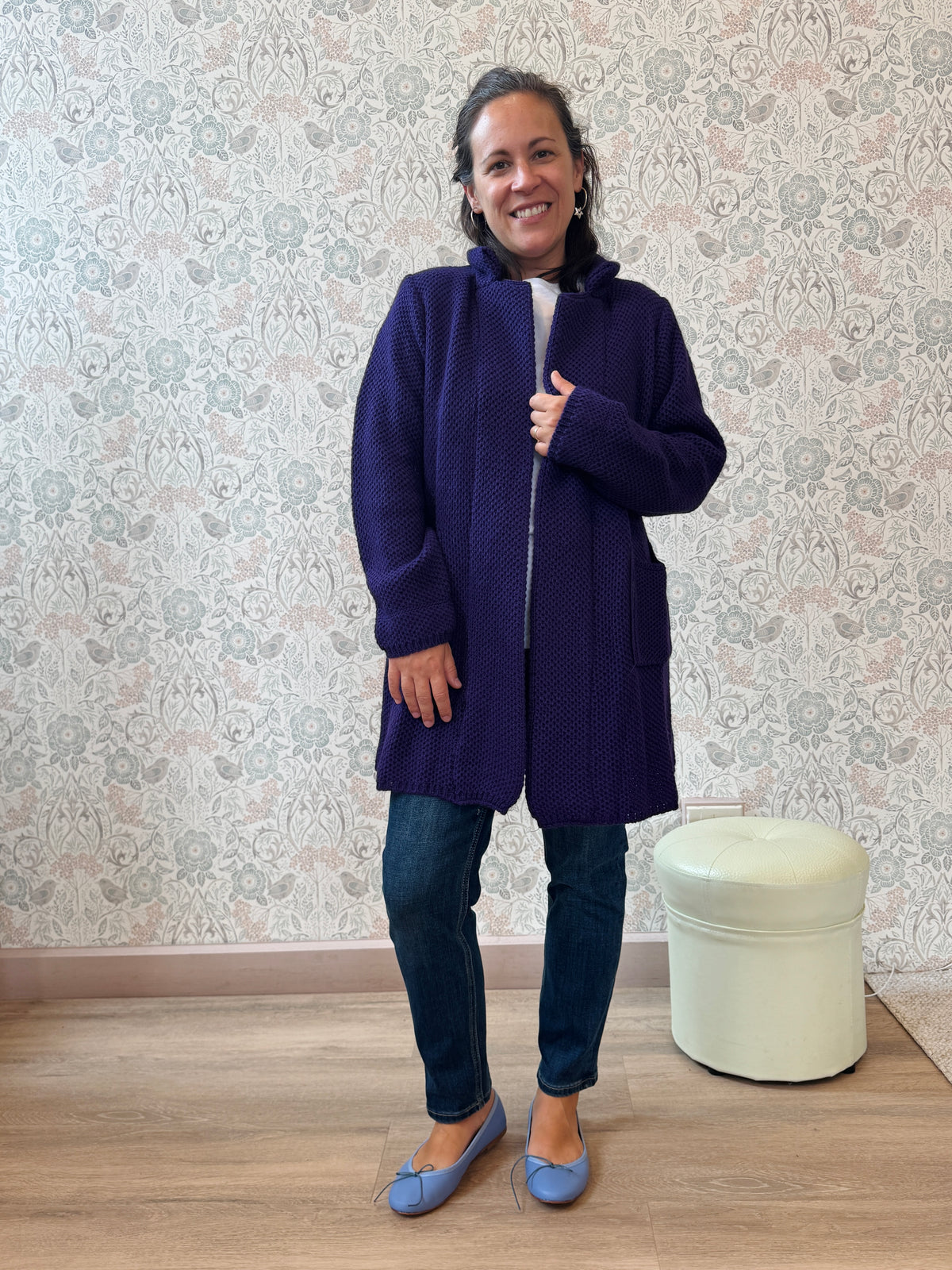 Il nostro intramontabile cardigan lungo aperto con tasche a vista laterali. Vestibilità morbida e ampia perfetto anche come cappottino autunnale. 