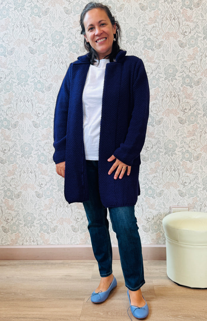 Il nostro intramontabile cardigan lungo aperto con tasche a vista laterali. Vestibilità morbida e ampia perfetto anche come cappottino autunnale.  