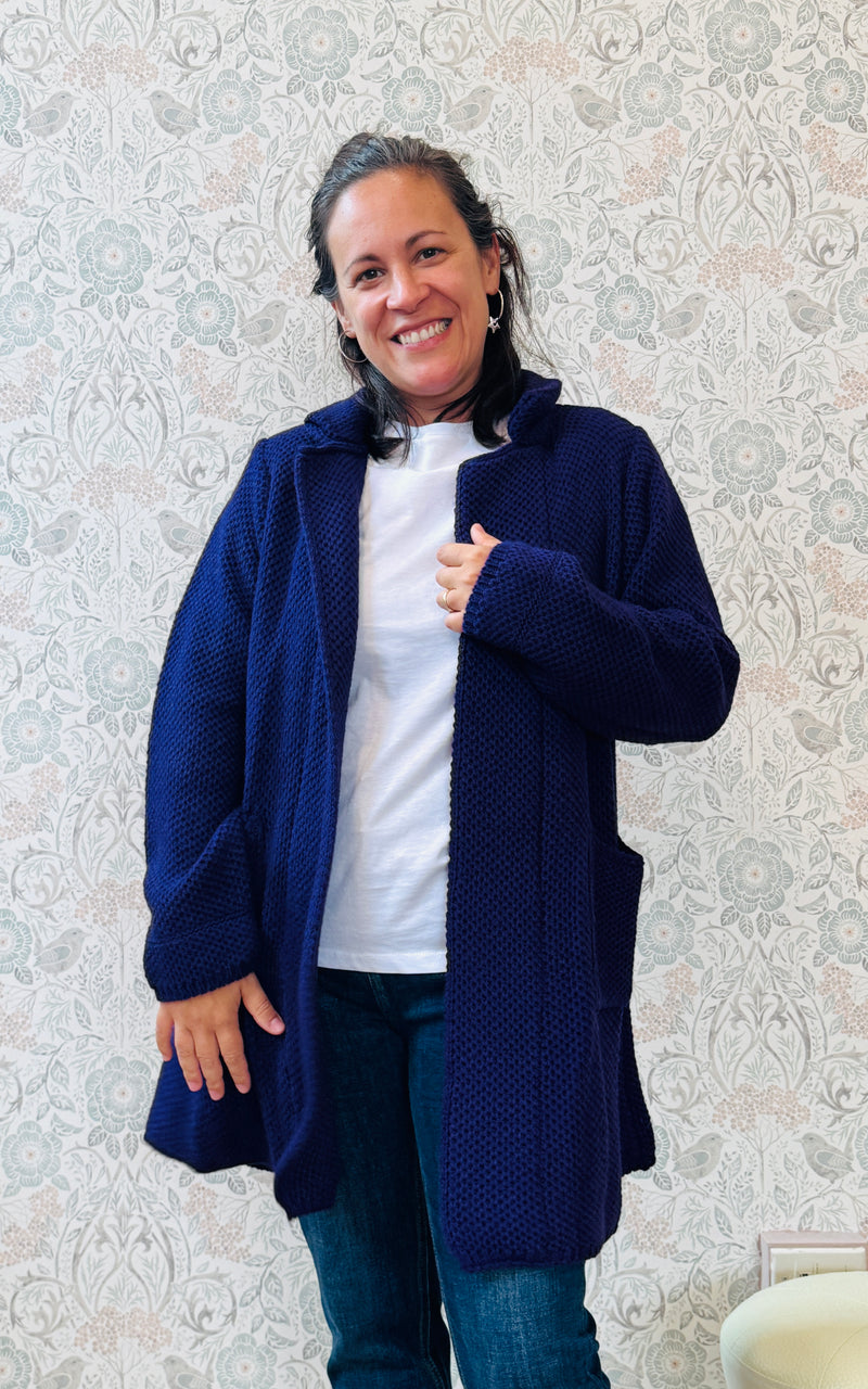 Il nostro intramontabile cardigan lungo aperto con tasche a vista laterali. Vestibilità morbida e ampia perfetto anche come cappottino autunnale.  