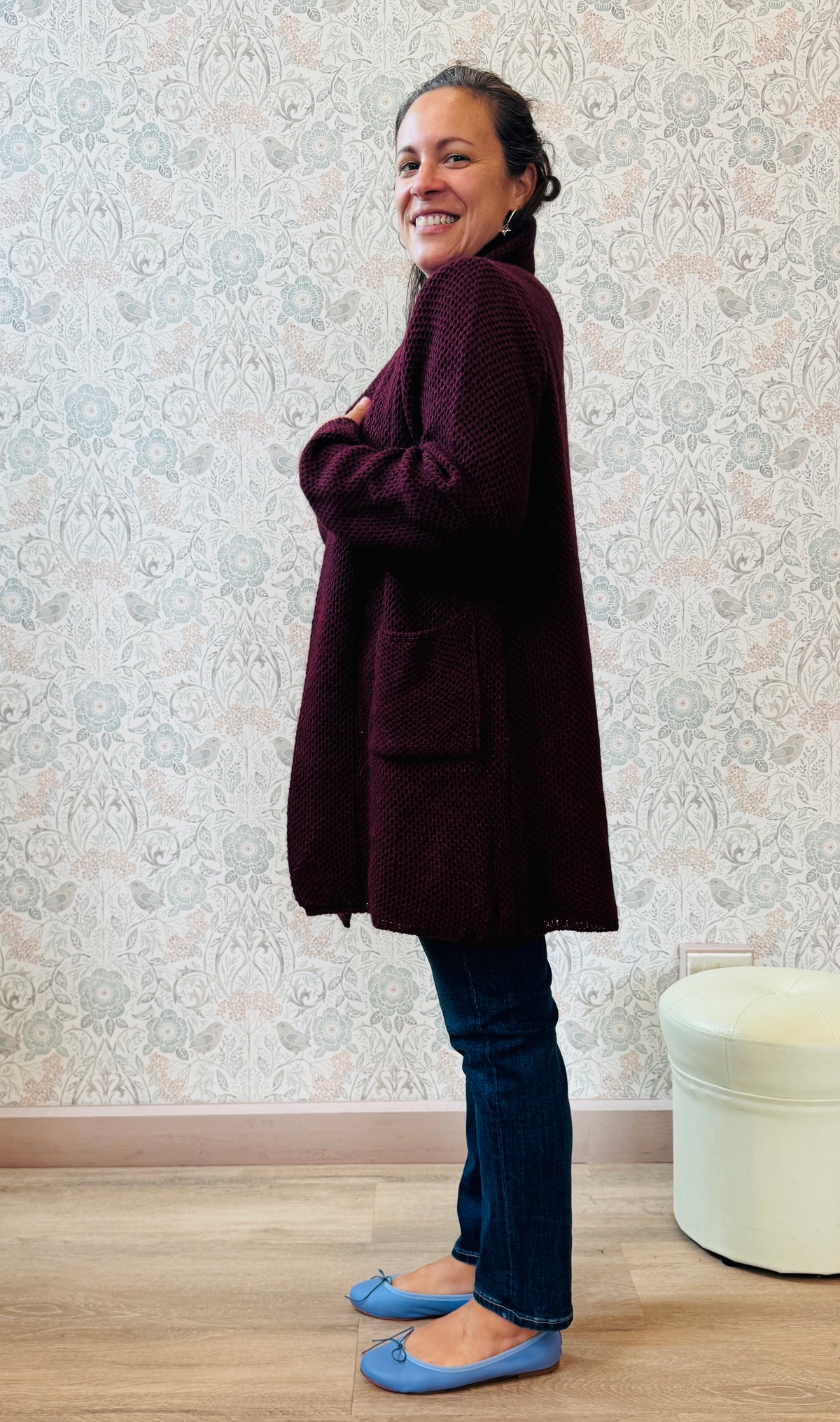 Il nostro intramontabile cardigan lungo aperto con tasche a vista laterali. Vestibilità morbida e ampia perfetto anche come cappottino autunnale. 