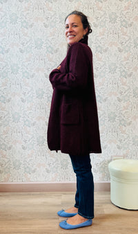 Il nostro intramontabile cardigan lungo aperto con tasche a vista laterali. Vestibilità morbida e ampia perfetto anche come cappottino autunnale. 