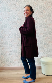 Il nostro intramontabile cardigan lungo aperto con tasche a vista laterali. Vestibilità morbida e ampia perfetto anche come cappottino autunnale.  