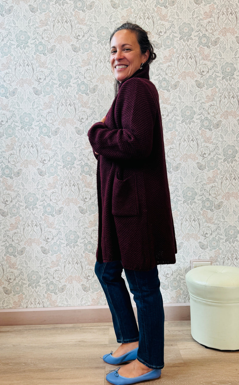 Il nostro intramontabile cardigan lungo aperto con tasche a vista laterali. Vestibilità morbida e ampia perfetto anche come cappottino autunnale.  