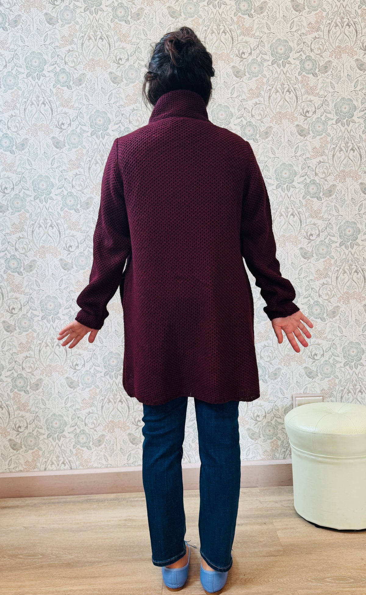 Il nostro intramontabile cardigan lungo aperto con tasche a vista laterali. Vestibilità morbida e ampia perfetto anche come cappottino autunnale.  