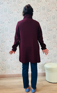 Il nostro intramontabile cardigan lungo aperto con tasche a vista laterali. Vestibilità morbida e ampia perfetto anche come cappottino autunnale.  
