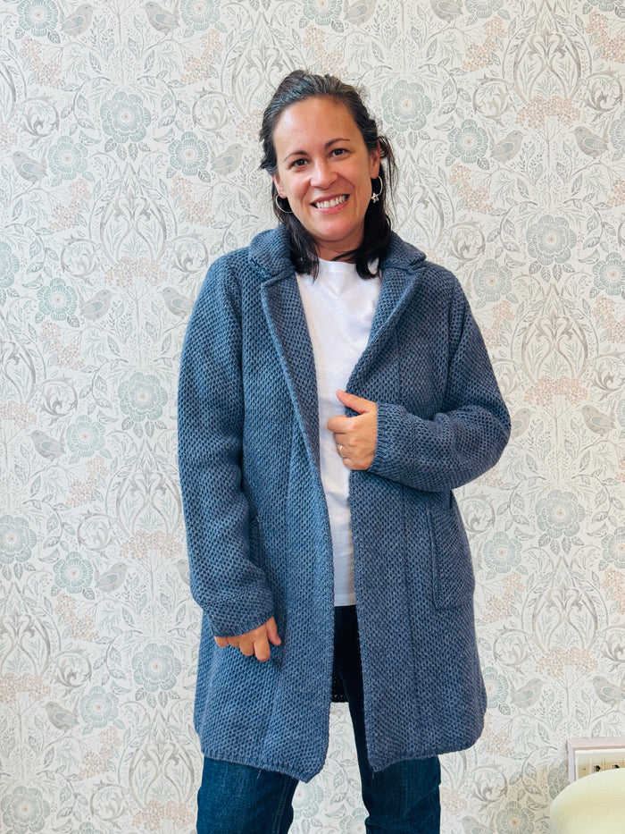 Il nostro intramontabile cardigan lungo aperto con tasche a vista laterali. Vestibilità morbida e ampia perfetto anche come cappottino autunnale. 