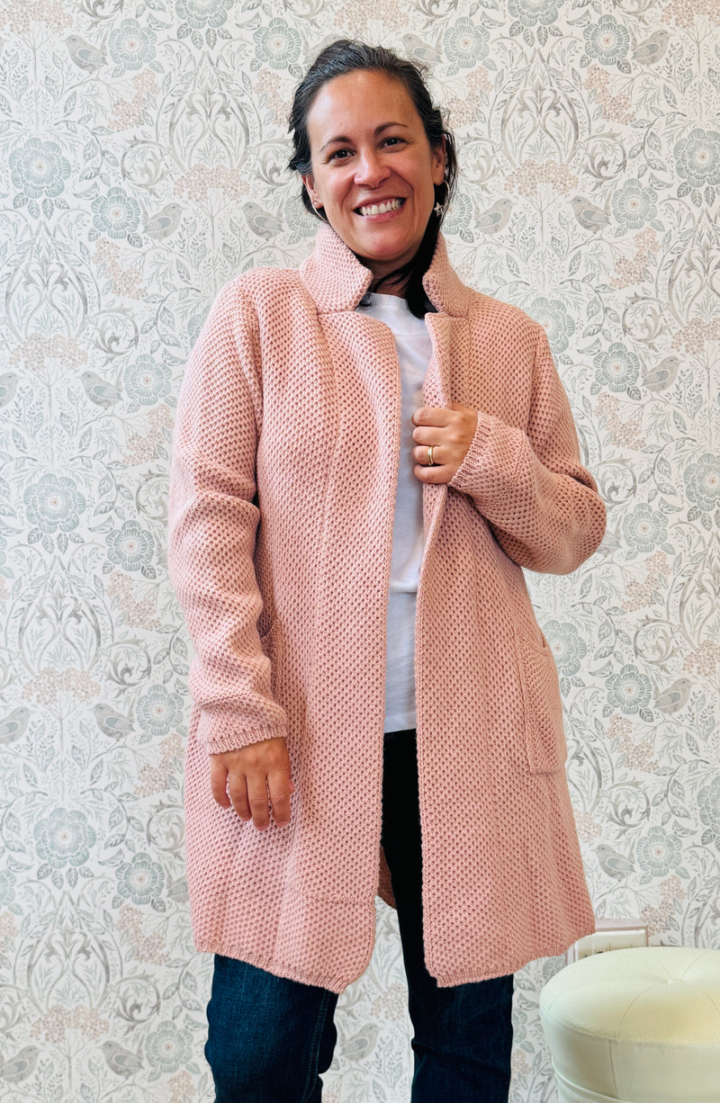 Il nostro intramontabile cardigan lungo aperto con tasche a vista laterali. Vestibilità morbida e ampia perfetto anche come cappottino autunnale.  