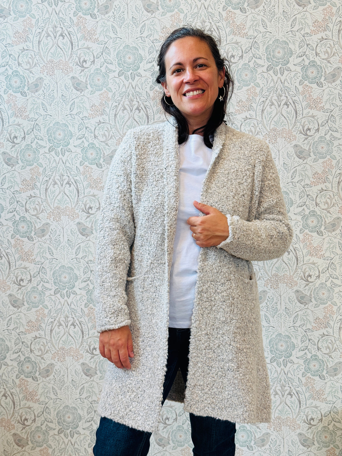Cardigan misto lana, aperto, lungo con tasche a vista laterali. Vestibilità morbida e ampia. 