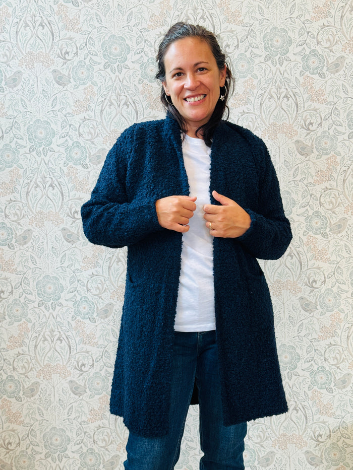 Cardigan misto lana, aperto, lungo con tasche a vista laterali. Vestibilità morbida e ampia. 