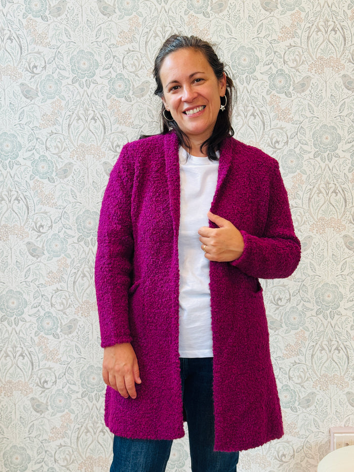 Cardigan misto lana, aperto, lungo con tasche a vista laterali. Vestibilità morbida e ampia. 