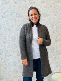 Cardigan misto lana, aperto, lungo con tasche a vista laterali. Vestibilità morbida e ampia.