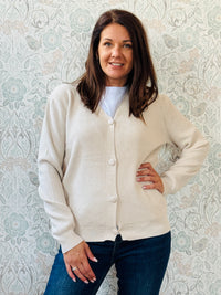 Cardigan donna a costine con scollo a v e bottoni in tessuto. Taglia unica consigliata fino alla 44/46. Outfit Must-Haves Made in Italy. MISURE: GS 104 cm - L 57 cm  