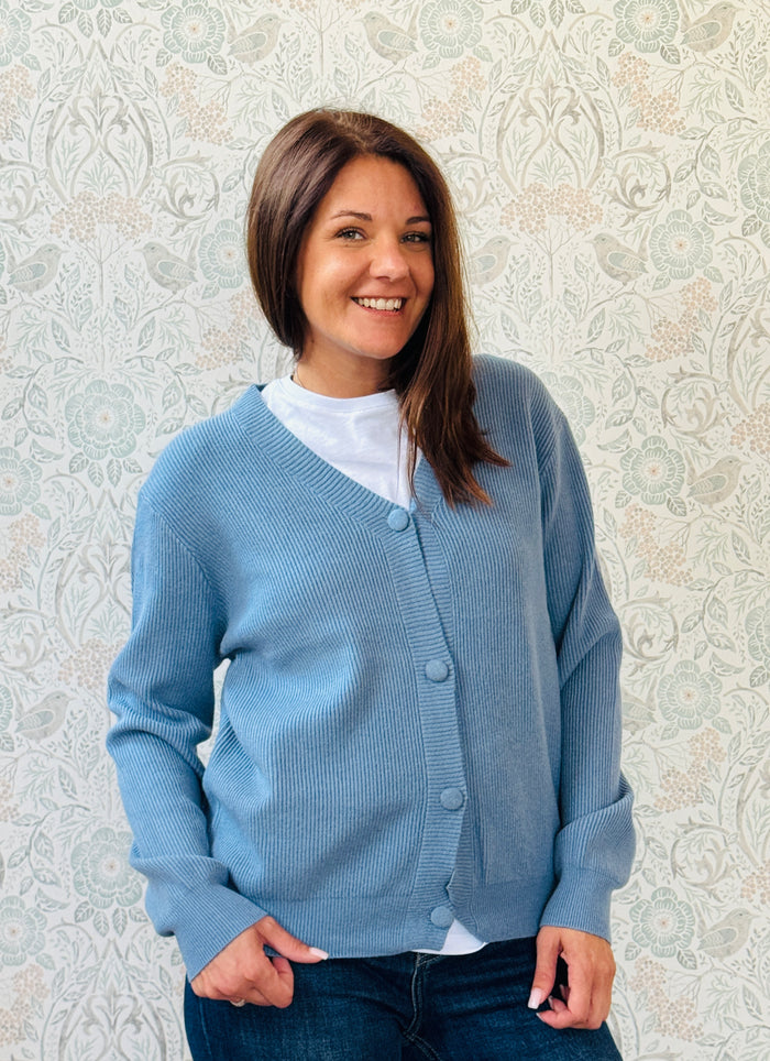 Cardigan donna a costine con scollo a v e bottoni in tessuto. Taglia unica consigliata fino alla 44/46. Outfit Must-Haves Made in Italy. MISURE: GS 104 cm - L 57 cm 