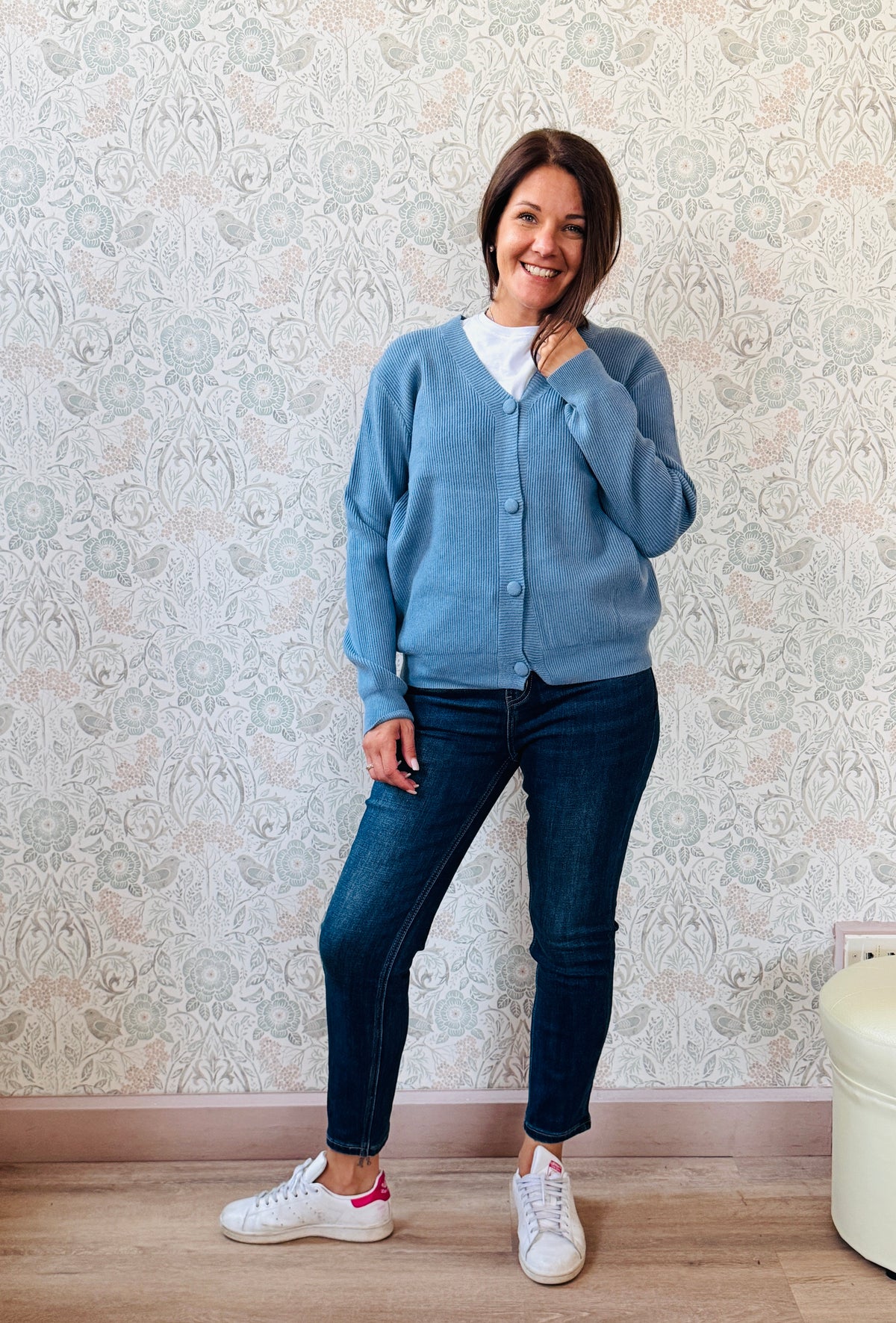 Cardigan donna a costine con scollo a v e bottoni in tessuto. Taglia unica consigliata fino alla 44/46. Outfit Must-Haves Made in Italy. MISURE: GS 104 cm - L 57 cm  
