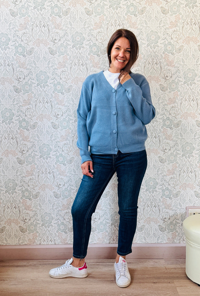Cardigan donna a costine con scollo a v e bottoni in tessuto. Taglia unica consigliata fino alla 44/46. Outfit Must-Haves Made in Italy. MISURE: GS 104 cm - L 57 cm  
