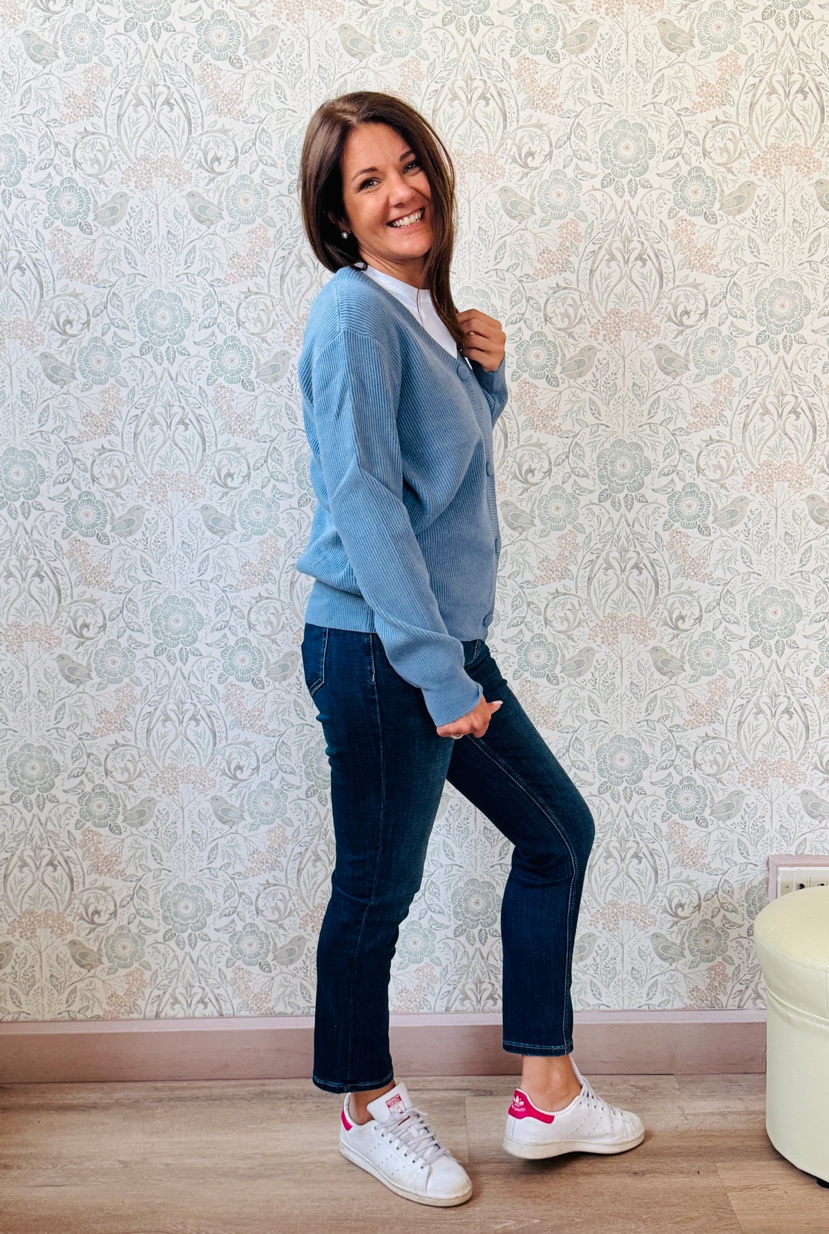 Cardigan donna a costine con scollo a v e bottoni in tessuto. Taglia unica consigliata fino alla 44/46. Outfit Must-Haves Made in Italy. MISURE: GS 104 cm - L 57 cm  