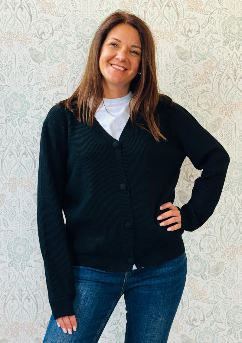 Cardigan donna a costine con scollo a v e bottoni in tessuto. Taglia unica consigliata fino alla 44/46. Outfit Must-Haves Made in Italy. MISURE: GS 104 cm - L 57 cm  