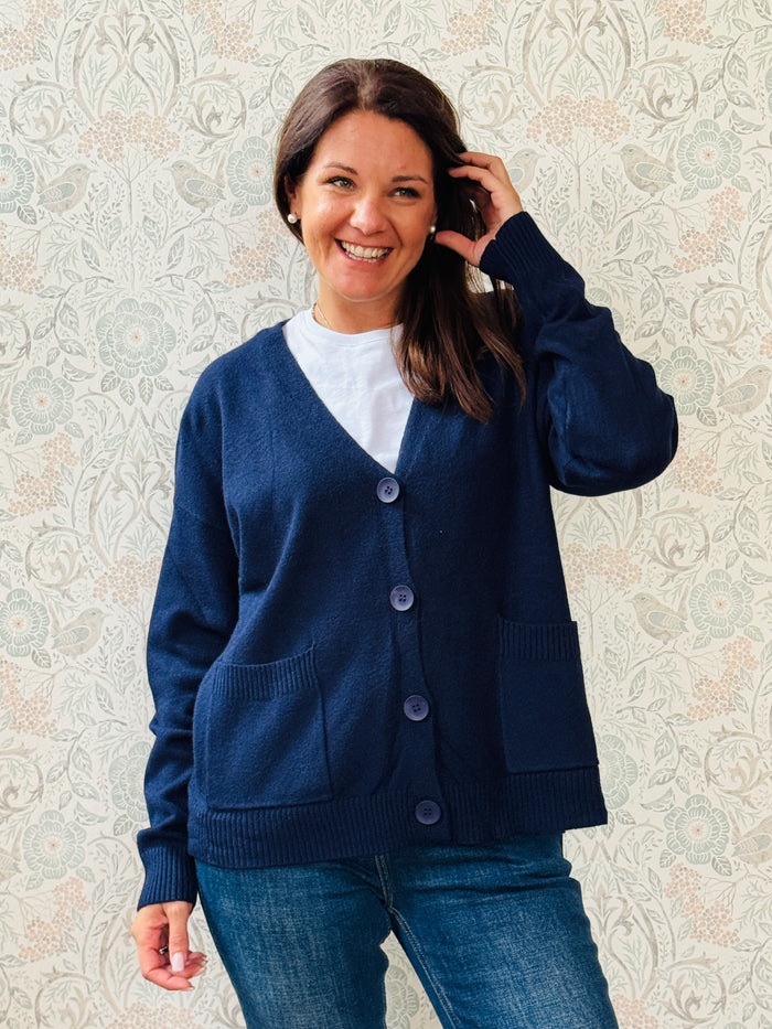 Cardigan da donna, scollo a V profondo con bottoni e tasche laterali a vista. 