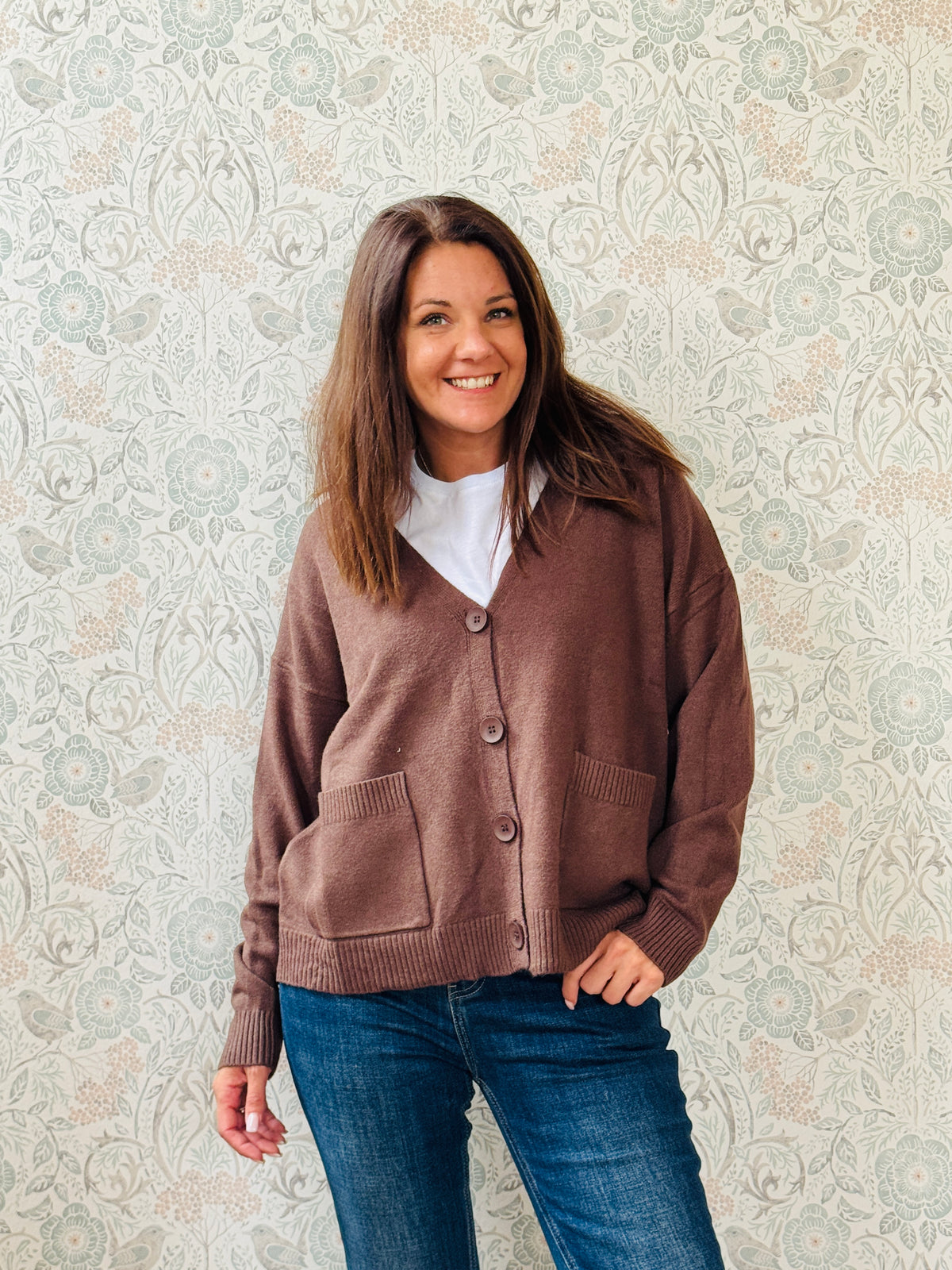 Cardigan da donna, scollo a V profondo con bottoni e tasche laterali a vista. 