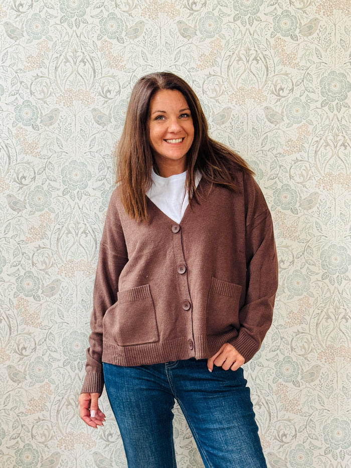 Cardigan da donna, scollo a V profondo con bottoni e tasche laterali a vista. 