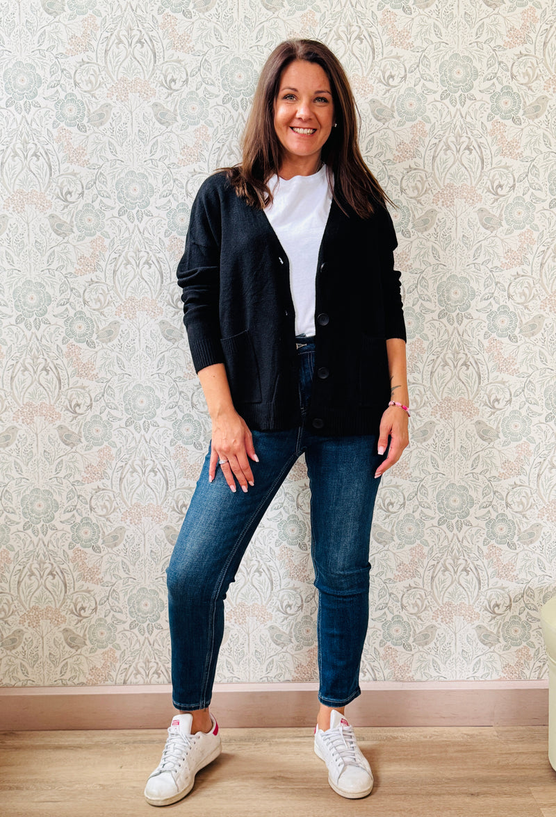 Cardigan da donna, scollo a V profondo con bottoni e tasche laterali a vista.  