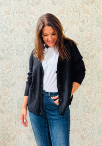 Cardigan da donna, scollo a V profondo con bottoni e tasche laterali a vista.   