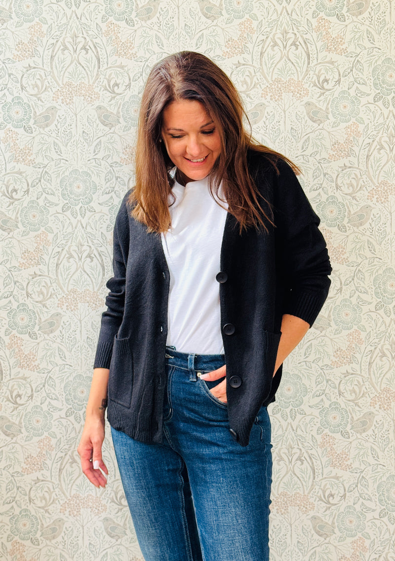 Cardigan da donna, scollo a V profondo con bottoni e tasche laterali a vista.   
