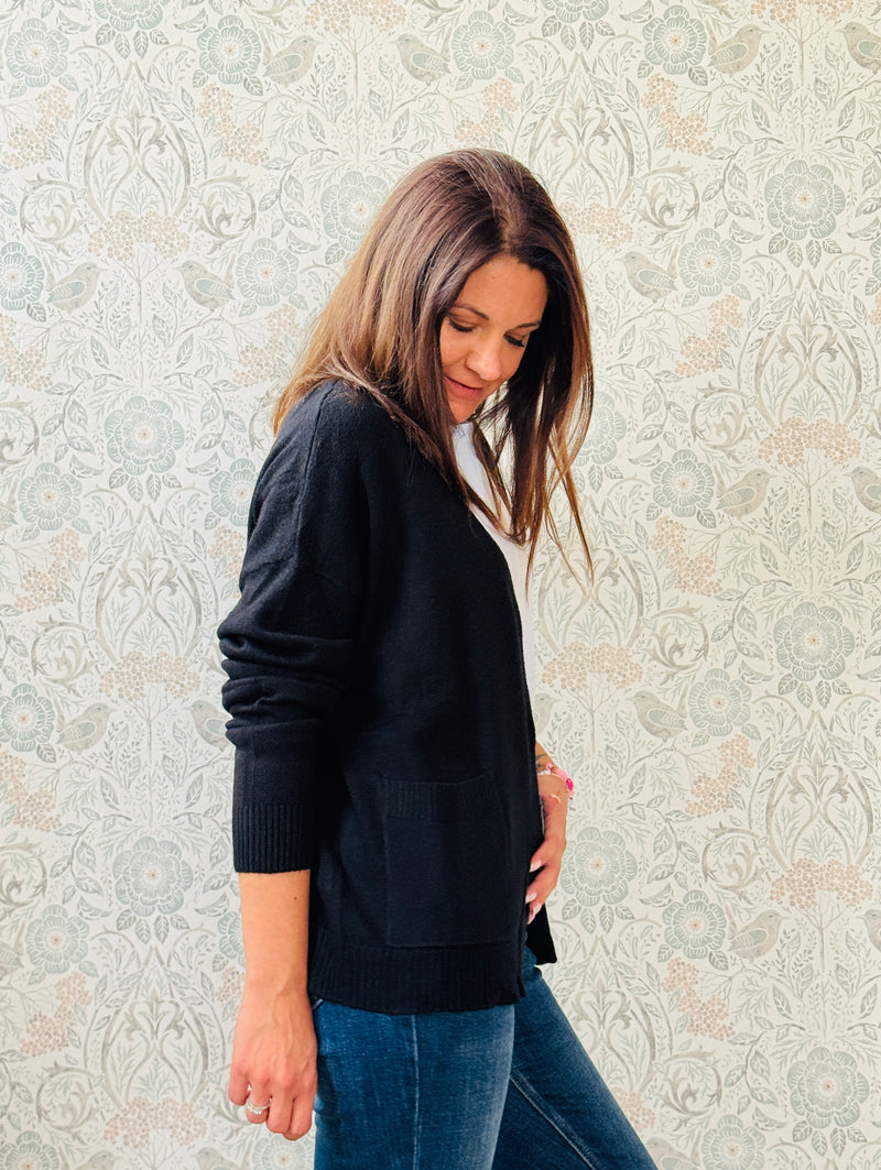Cardigan da donna, scollo a V profondo con bottoni e tasche laterali a vista.   