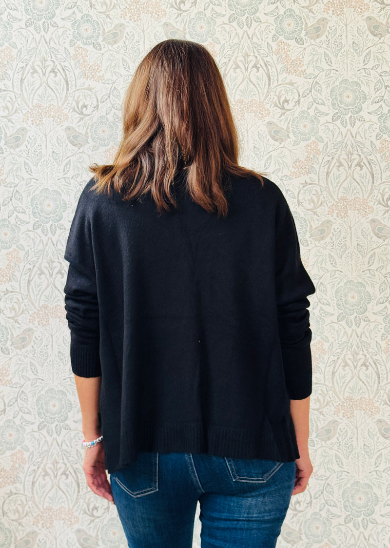Cardigan da donna, scollo a V profondo con bottoni e tasche laterali a vista.   