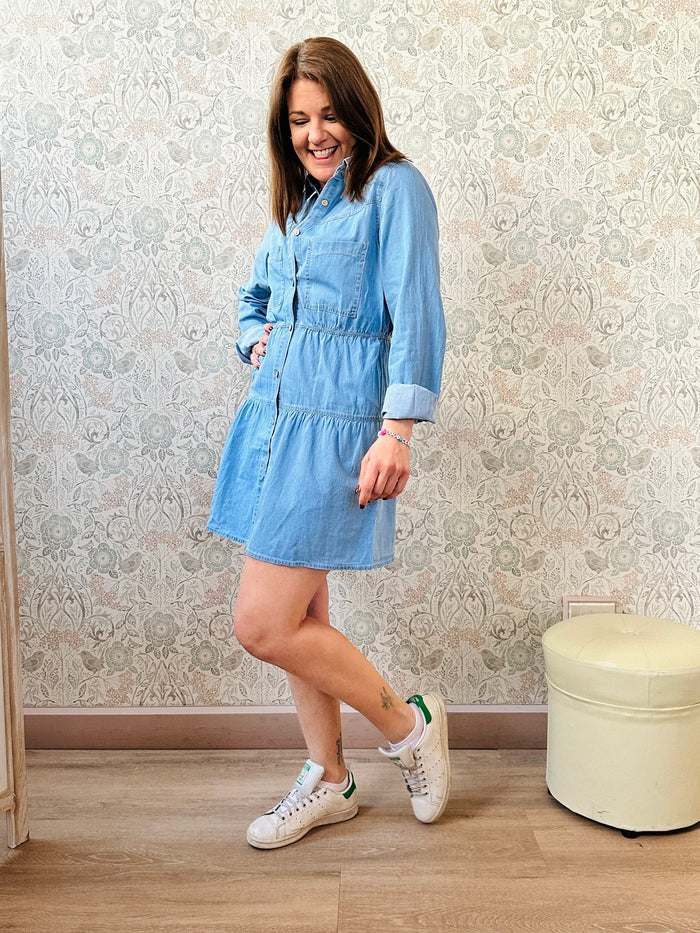 Chemisier Denim Bianca: Chemisier corto in denim con manica lunga. Dettaglio balze e taschine sul petto. Chemisier 100% cotone.