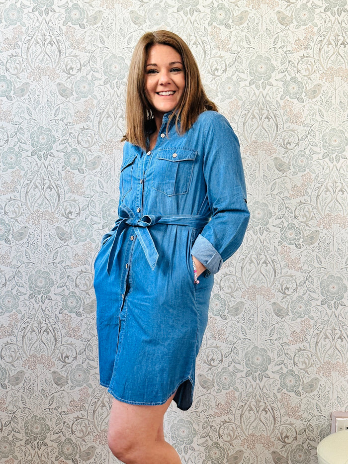 
Chemisier corto in denim con manica lunga. Dettaglio cintura in vita, tasche laterali e sul petto. 
