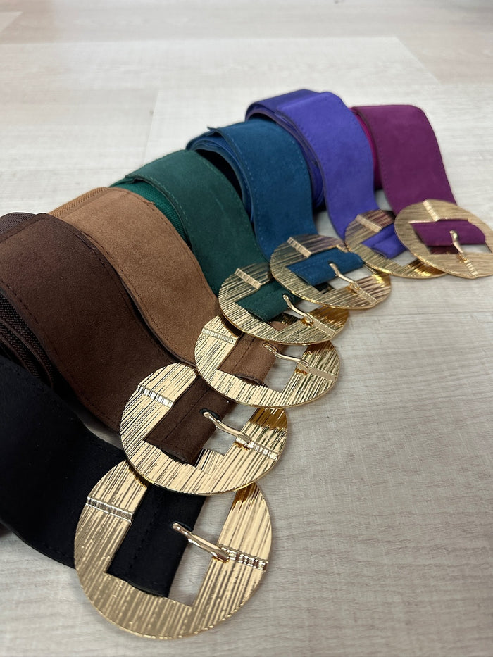 Cintura colorata elasticizzata con dettagli oro. Cintura con 3 fori per chiusura. 