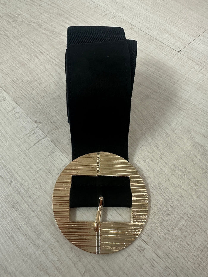 Cintura colorata elasticizzata con dettagli oro. Cintura con 3 fori per chiusura. 