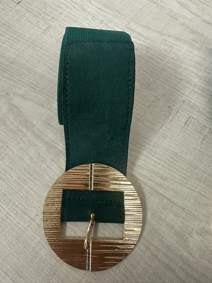 Cintura colorata elasticizzata con dettagli oro. Cintura con 3 fori per chiusura. 