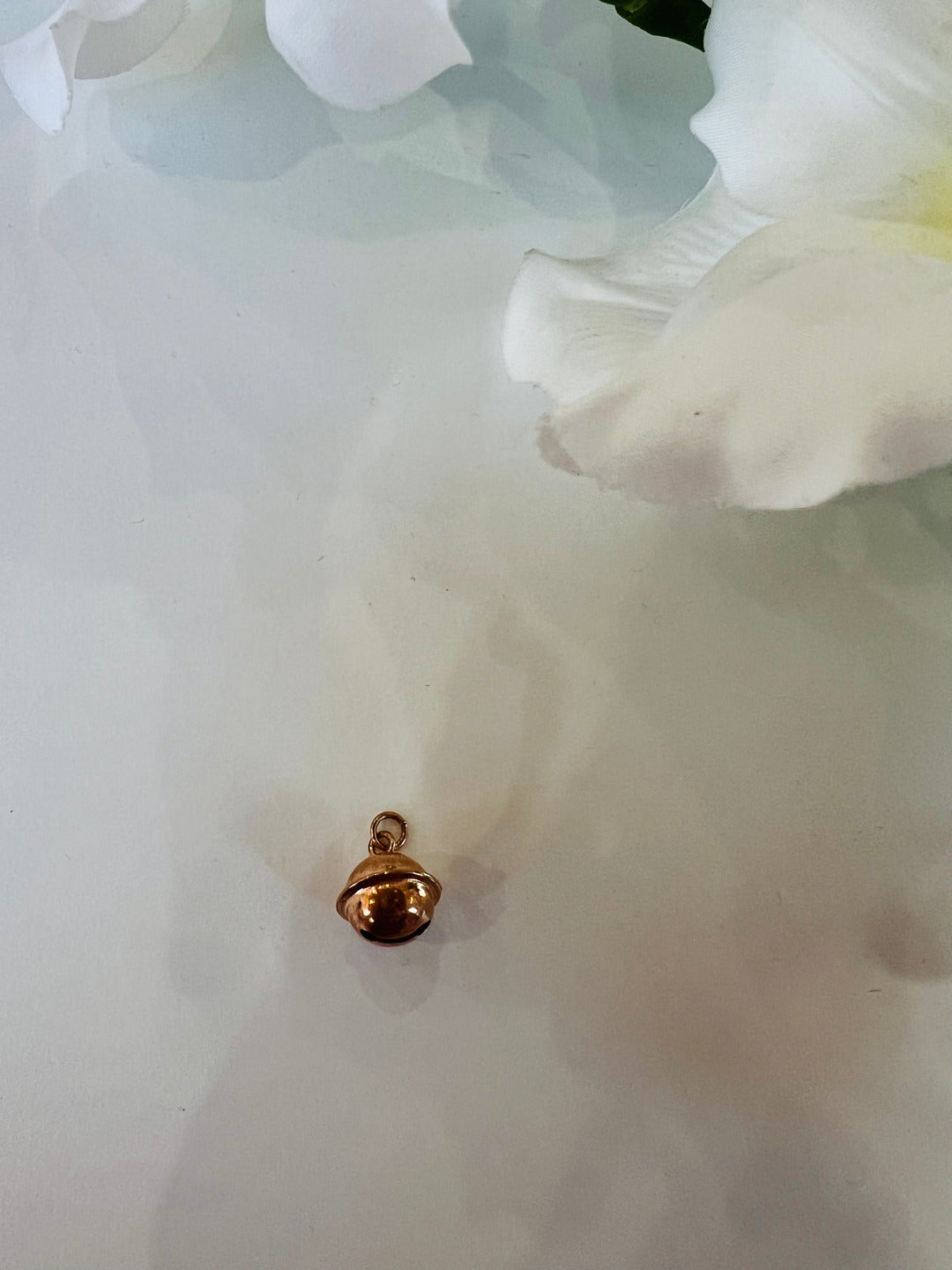 Ciondolo a forma di campanella con suono. Argento bagnato nell'oro rosa. taglia M