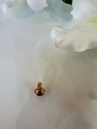 Ciondolo a forma di campanella con suono. Argento bagnato nell'oro rosa. taglia M