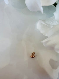 Ciondolo a forma di campanella con suono. Argento bagnato nell'oro rosa.  taglia: S 
