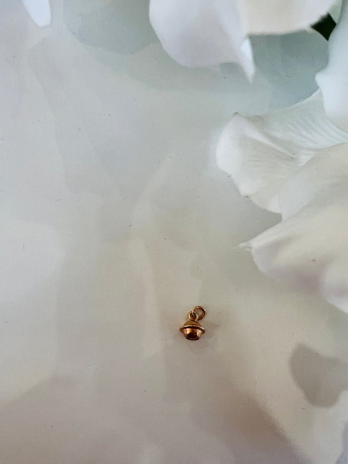 Ciondolo a forma di campanella con suono. Argento bagnato nell'oro rosa.  taglia: S 