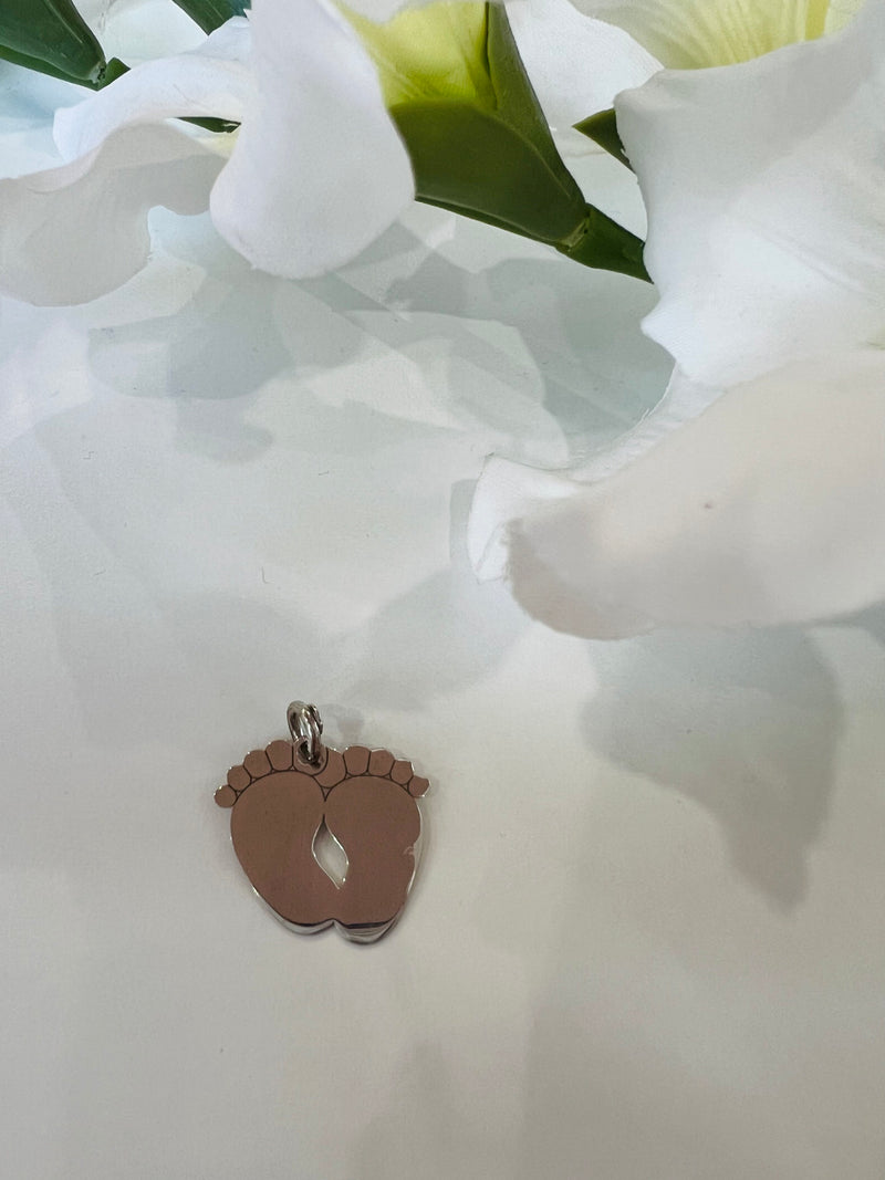 Ciondolo a forma di piedini in argento 925.
