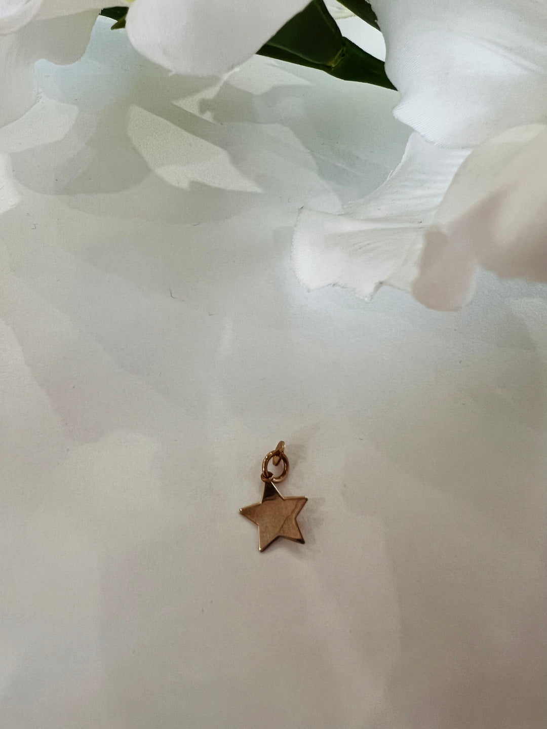 Ciondolo in argento a forma di stellina bagnato in oro rosa. 
