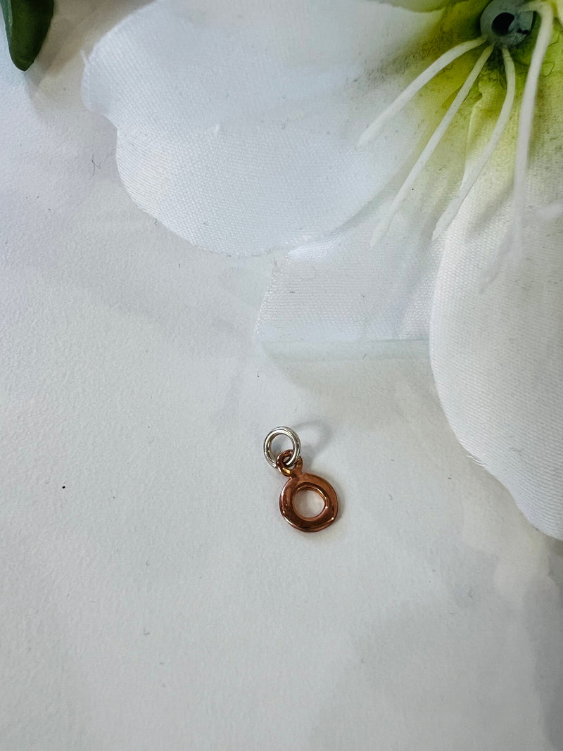 Ciondolo con lettera O in grassetto. Argento 925 bagnato nell'oro rosa. 